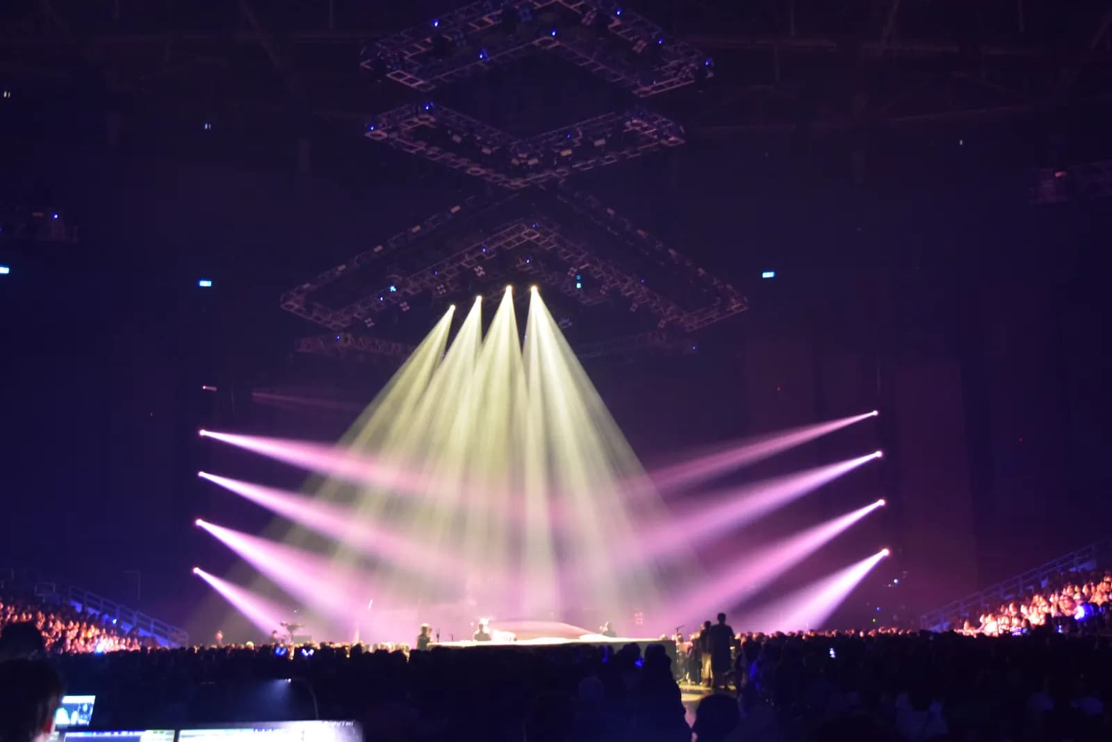 S1000 fixtures framing the main stage at Panai Hui concert