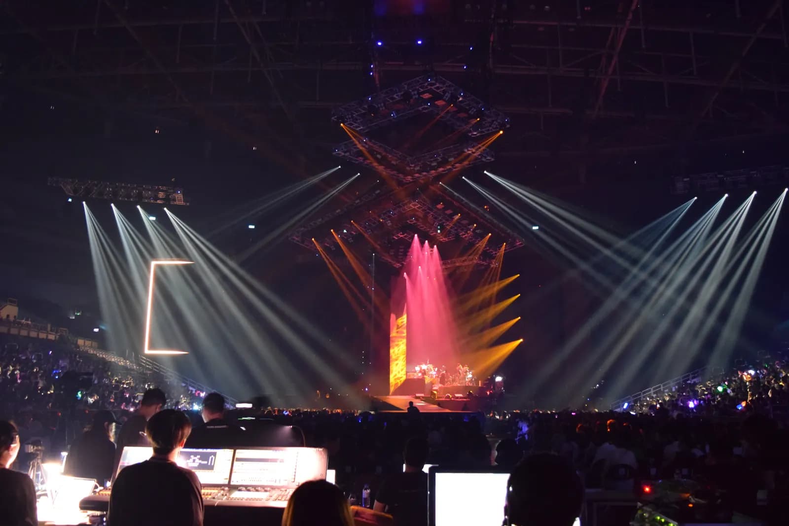 STAGE ONE S1000 beam looks during Panai Hui live show
